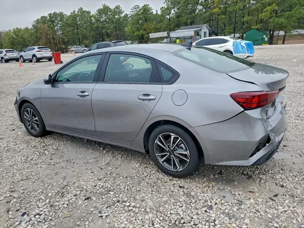 3KPF24AD8RE780833 2024 KIA FORTE - Image 2