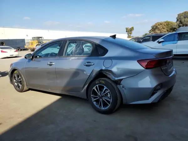 3KPF24AD8RE795896 2024 KIA FORTE - Image 2
