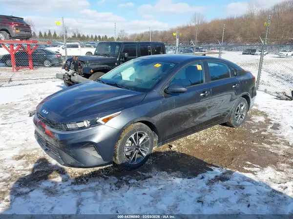 3KPF24AD8RE796076 2024 KIA FORTE - Image 2