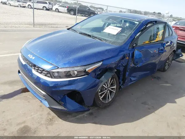 3KPF24AD8RE803995 2024 KIA FORTE - Image 2