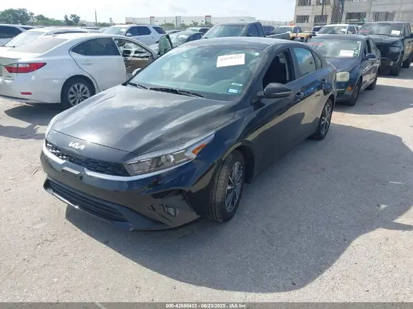 3KPF24AD8RE811630 2024 KIA FORTE - Image 2