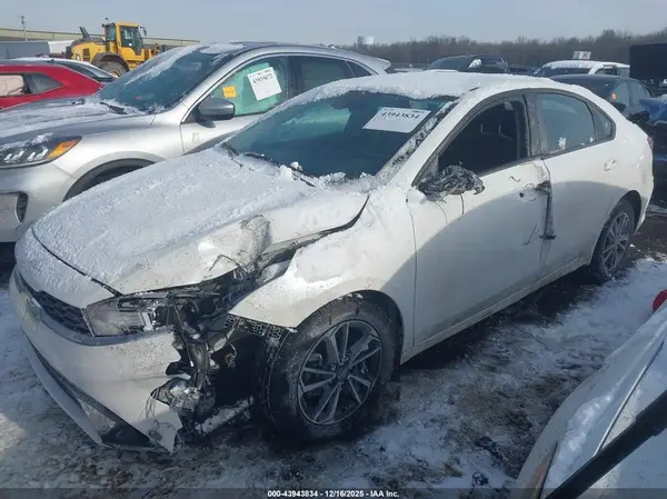 3KPF24AD8RE822983 2024 KIA FORTE - Image 2