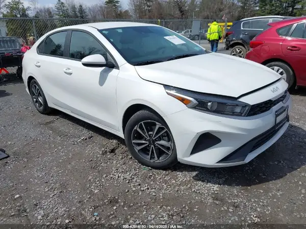 3KPF24AD8RE824488 2024 KIA FORTE - Image 1