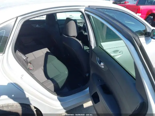 3KPF24AD9KE004748 2019 KIA FORTE - Image 8