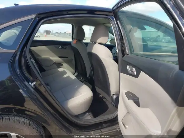 3KPF24AD9KE015524 2019 KIA FORTE - Image 8