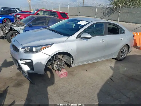 3KPF24AD9KE015961 2019 KIA FORTE - Image 2
