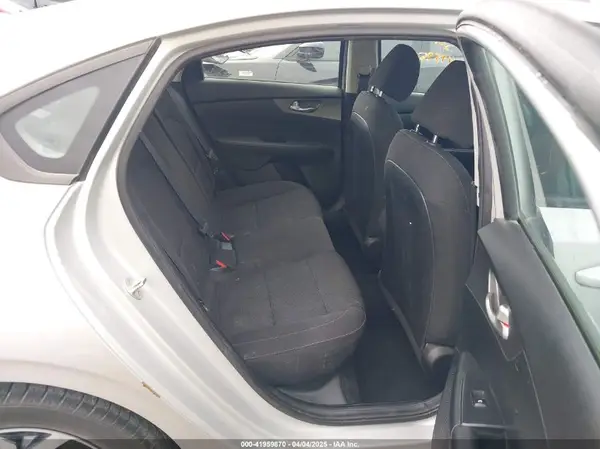 3KPF24AD9KE051228 2019 KIA FORTE - Image 8