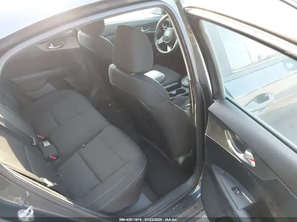 3KPF24AD9KE052878 2019 KIA FORTE - Image 8