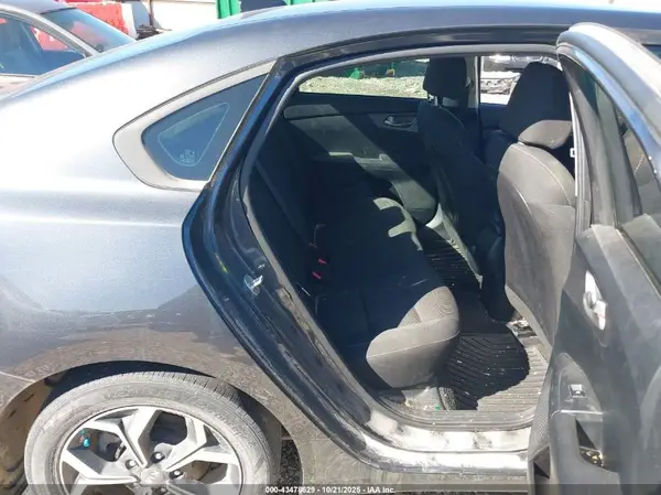 3KPF24AD9KE061564 2019 KIA FORTE - Image 8