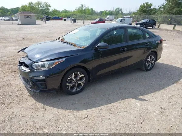 3KPF24AD9KE099585 2019 KIA FORTE - Image 2