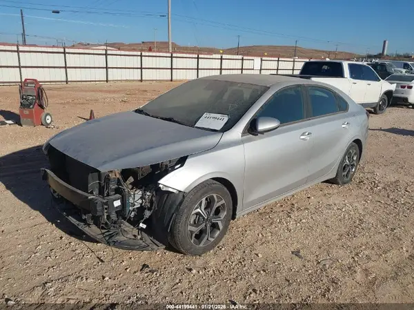 3KPF24AD9KE121228 2019 KIA FORTE - Image 2