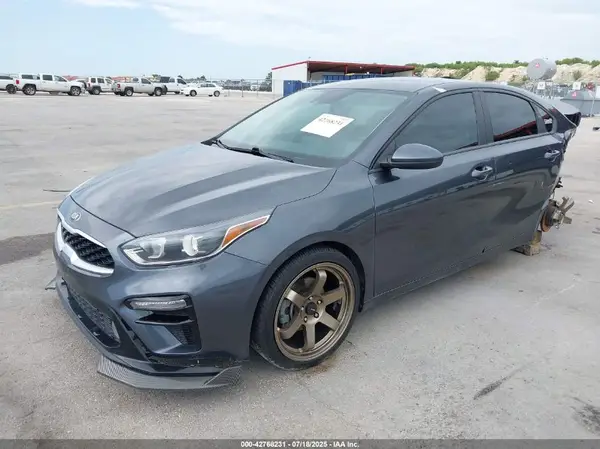 3KPF24AD9ME334585 2021 KIA FORTE - Image 2