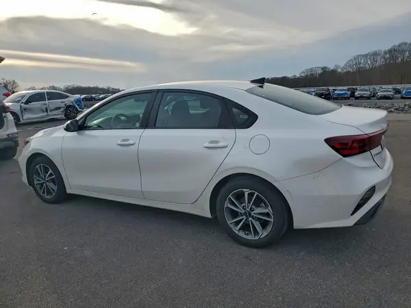 3KPF24AD9NE456588 2022 KIA FORTE - Image 2