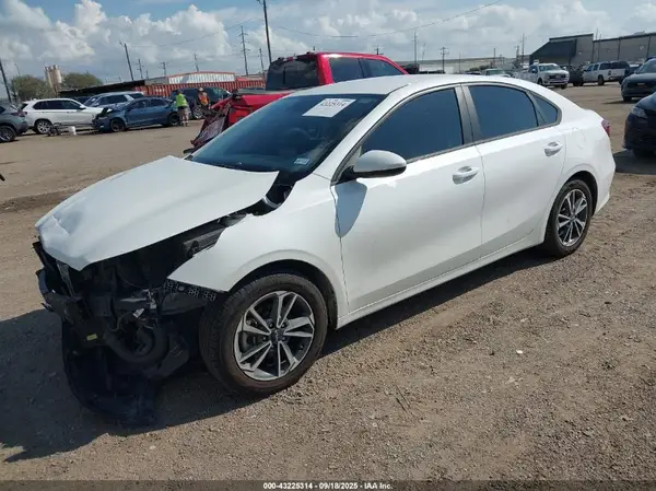 3KPF24AD9PE526061 2023 KIA FORTE - Image 2