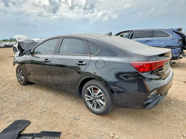3KPF24AD9PE628458 2023 KIA FORTE - Image 2