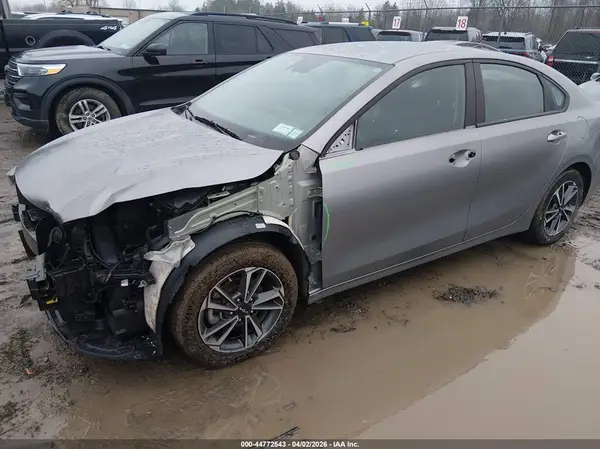 3KPF24AD9PE676462 2023 KIA FORTE - Image 2
