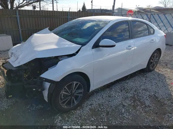 3KPF24AD9PE685694 2023 KIA FORTE - Image 2