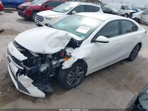 3KPF24AD9RE698027 2024 KIA FORTE - Image 2