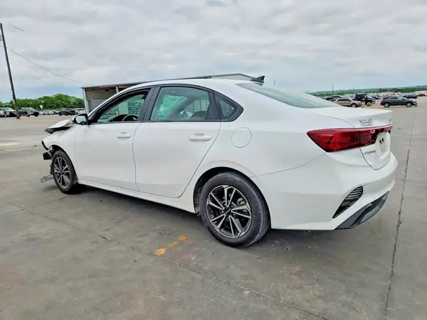 3KPF24AD9RE728742 2024 KIA FORTE - Image 2
