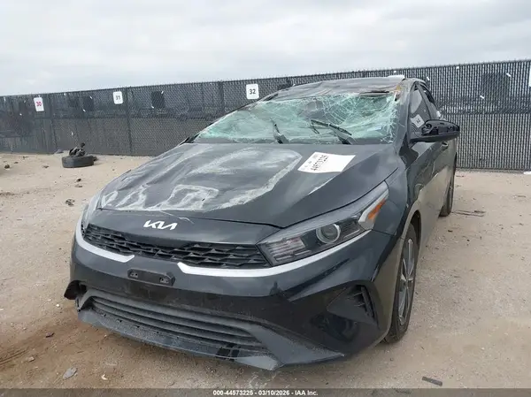 3KPF24AD9RE760459 2024 KIA FORTE - Image 2