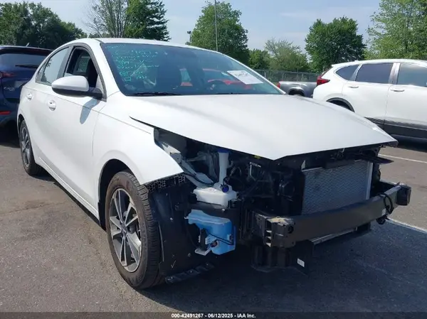3KPF24AD9RE760574 2024 KIA FORTE - Image 1
