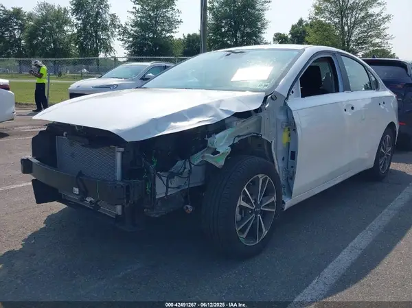 3KPF24AD9RE760574 2024 KIA FORTE - Image 2