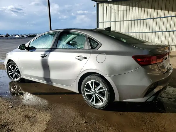 3KPF24AD9RE764978 2024 KIA FORTE - Image 2