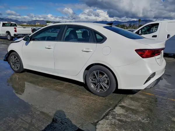 3KPF24AD9RE819106 2024 KIA FORTE - Image 2