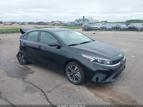 3KPF24AD9RE829862 2024 KIA FORTE - Image 1