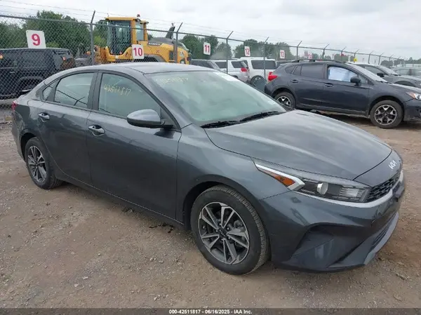 3KPF24AD9RE830185 2024 KIA FORTE - Image 1