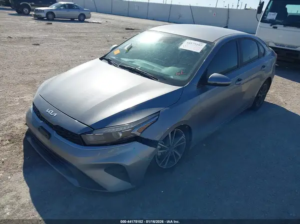 3KPF24AD9RE837556 2024 KIA FORTE - Image 2