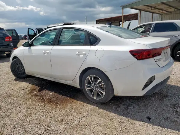 3KPF24AD9RE837878 2024 KIA FORTE - Image 2