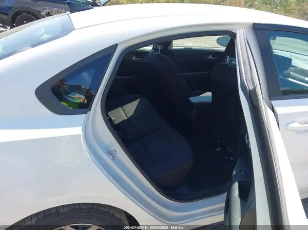 3KPF24ADXKE087302 2019 KIA FORTE - Image 8