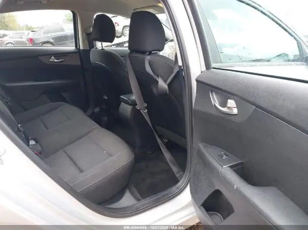 3KPF24ADXME370740 2021 KIA FORTE - Image 8