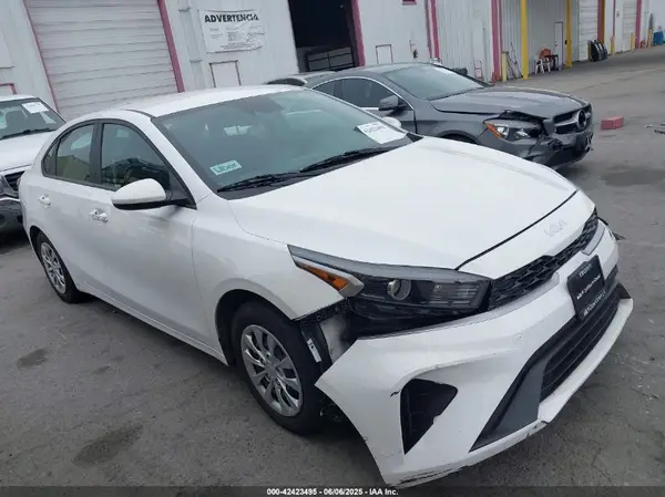 3KPF24ADXRE690566 2024 KIA FORTE - Image 1