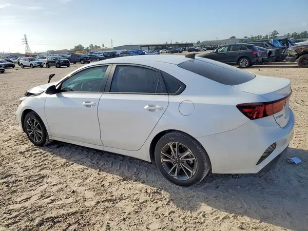 3KPF24ADXRE759305 2024 KIA FORTE - Image 2