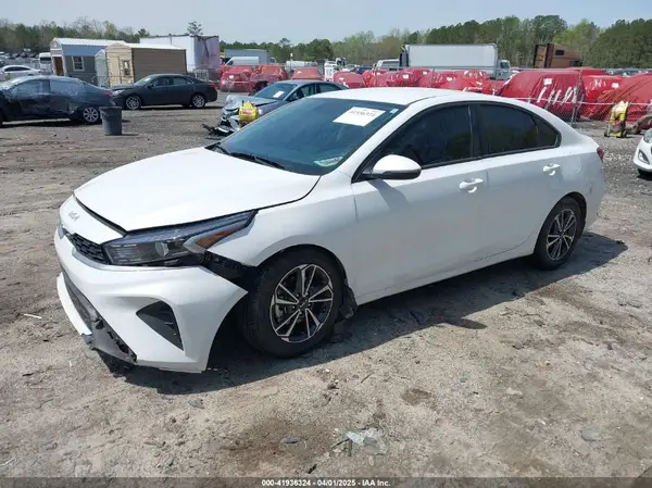 3KPF24ADXRE827277 2024 KIA FORTE - Image 2
