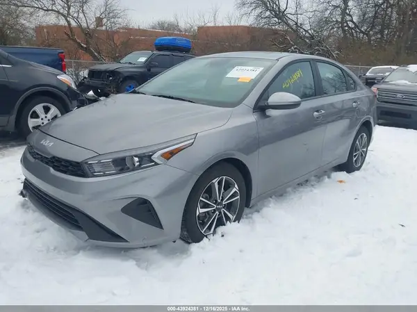 3KPF24ADXRE828221 2024 KIA FORTE - Image 2