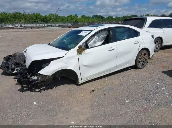 3KPF34AD0KE028028 2019 KIA FORTE - Image 2