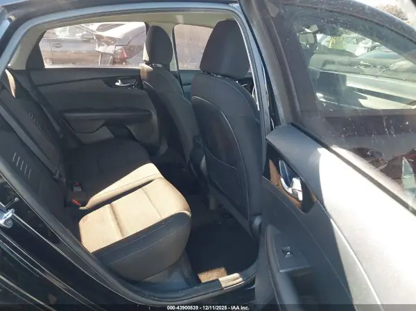 3KPF34AD9KE017044 2019 KIA FORTE - Image 8