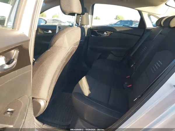3KPF34AD9KE039674 2019 KIA FORTE - Image 8