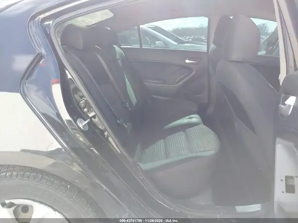 3KPF4A76HE039585 2017 KIA FORTE - Image 8