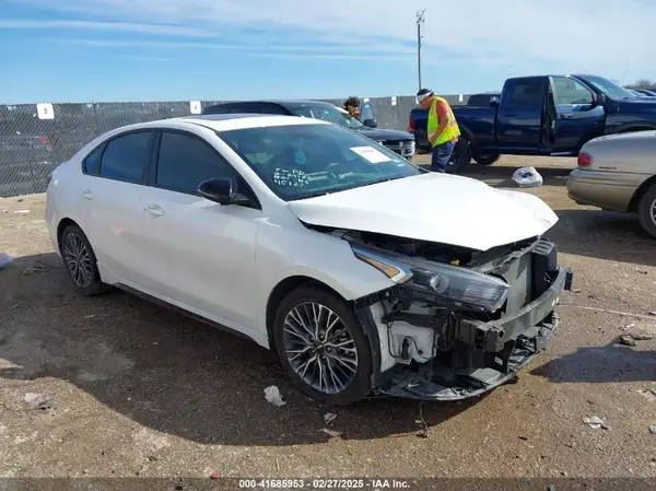 3KPF54AD2RE805393 2024 KIA FORTE - Image 1