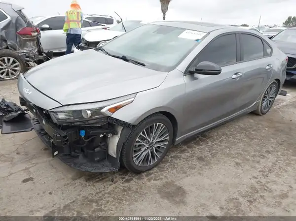 3KPF54AD4NE423795 2022 KIA FORTE - Image 2