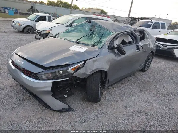 3KPF54AD4NE481101 2022 KIA FORTE - Image 2