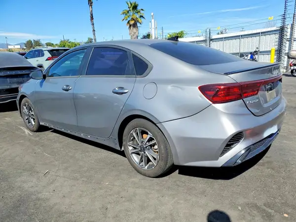 3KPF54AD5NE487327 2022 KIA FORTE - Image 2