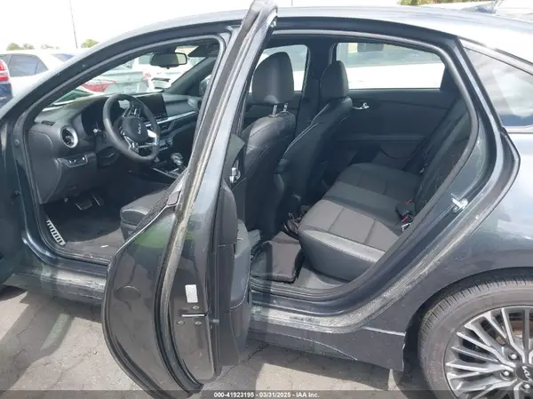 3KPF54AD5RE738076 2024 KIA FORTE - Image 8