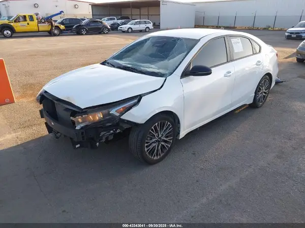 3KPF54AD7NE437805 2022 KIA FORTE - Image 2