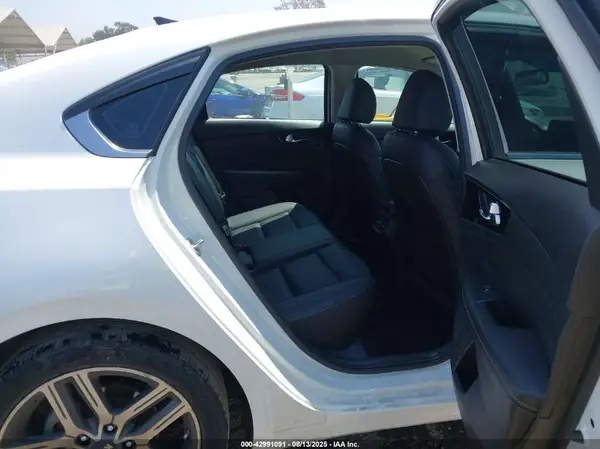 3KPF54AD8KE113936 2019 KIA FORTE - Image 8