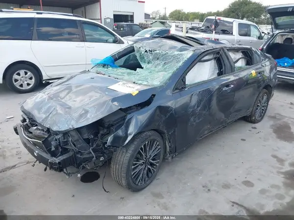 3KPF54AD8NE428790 2022 KIA FORTE - Image 2
